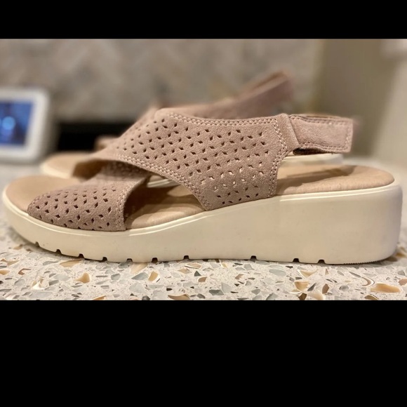 johnston & murphy women's sandals